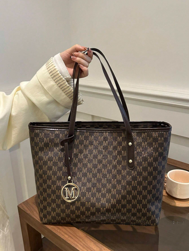 حقيبة كبيرة السعة والطباعة على الجسم بتصميم الحرف