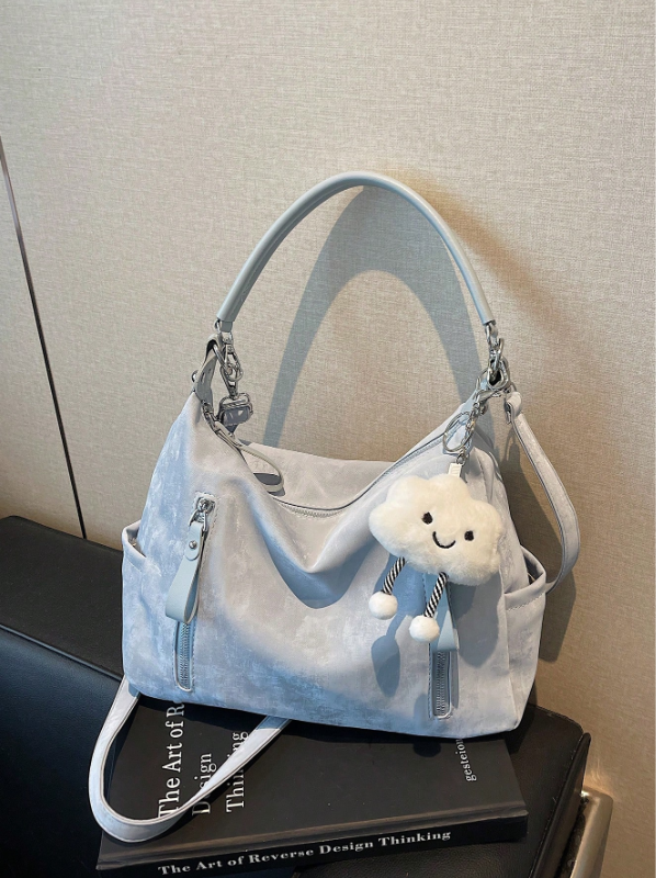 حقيبة كتف بسعة كبيرة وتصميم عصري،