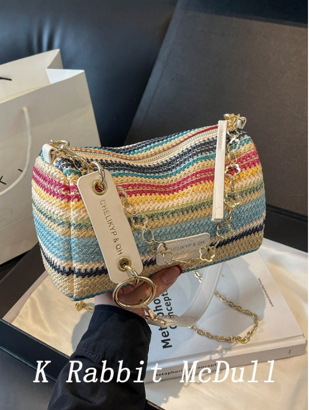 حقيبة كتف مصنوعة من القش المنسوج بتصميم مخطط